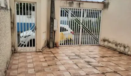 Vila Geny: Casa com 2 quartos, quintal, lavanderia e vaga – R$ 255 mil