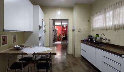 Casa com 03 dormitórios, 01 suíte