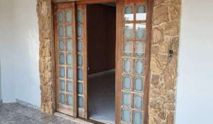 Casa ampla no Jardim Tulipas, com 4 vagas e 2 suites.