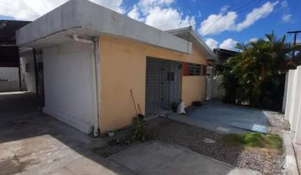 EXECELENTE CASA    COMERCIAL E RESIDENCIAL  NA MELHOR LOCALIZAÇÃO DOS IPÊS