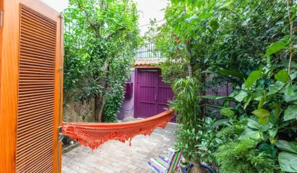 Casa totalmente reformada com jardim