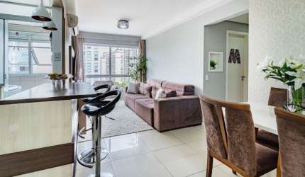 Apartamento 3 dormitórios com vista , sala de estar com sacada integrada, cozinha americana, área de serviço, banheiro social, suíte casal , quartos solteiros e 1 vaga de garagem. Empreendimento com p
