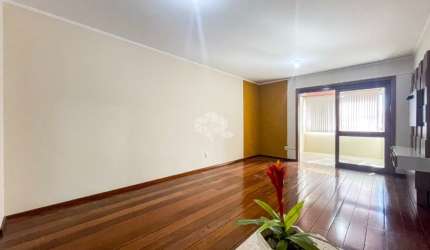 Apartamento de frente muito bem localizado, no bairro Tristeza, 3 dormitórios, sendo uma suíte e sacada