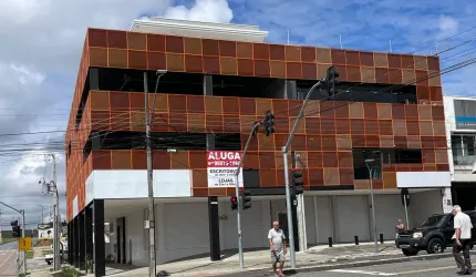 Loja de esquina em prédio novo no Pinheirinho