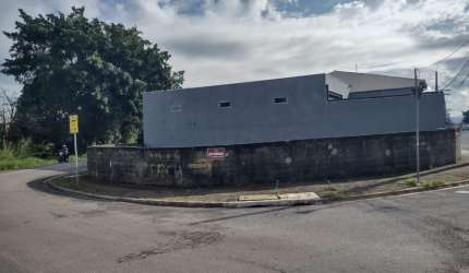 Ótimo terreno com frente para 3 ruas para locação em Atibaia
