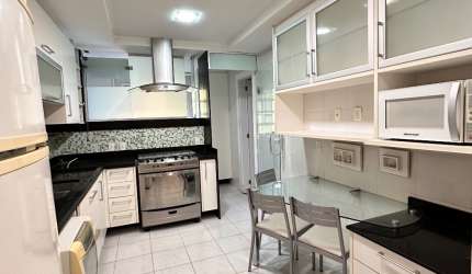 Belíssima cobertura com 4 quartos, bem pertinho do coração de Itaipava