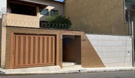 Casa de 4 dormitórios e 2 vagas,  com 294 m2 próximo a avenida no Bairro Alipinho em Coronel Fabriciano/MG.