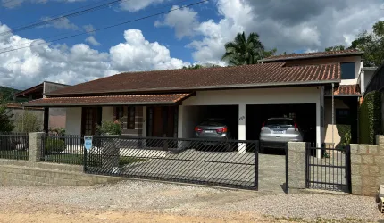 Casa espaçosa e bem localizada