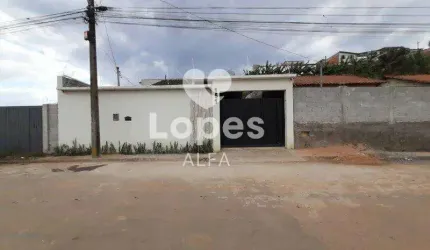 Moderna Casa com 2 Dormitórios, Alarme e Vaga para 2 Carros