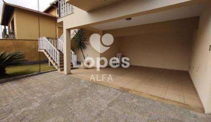 Casa Sofisticada com Espaços de Lazer
