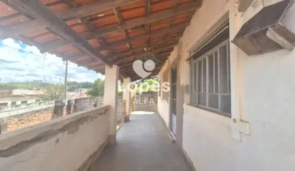 Casa Antiga de Esquina - Oportunidade Única no Centro de Alfredo Vasconcelos