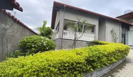 Espetacular Casa com 5 Dormitórios, Jardim Encantador e Pomar Privativo – Localização Privilegiada!