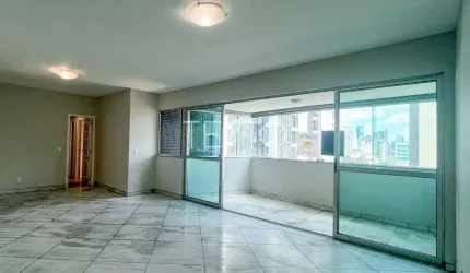Apartamento de 3 quartos com suíte, varanda e armários, 2 vagas de garagem, excelente localização n
