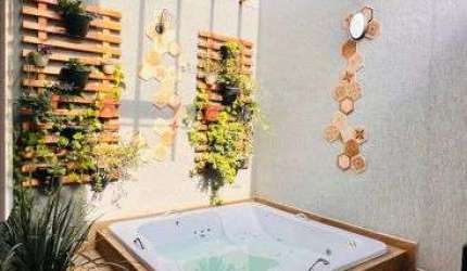 Casa Alto Padrão com 03 dormitórios, sendo 02 suítes. Aceita financiamento bancário