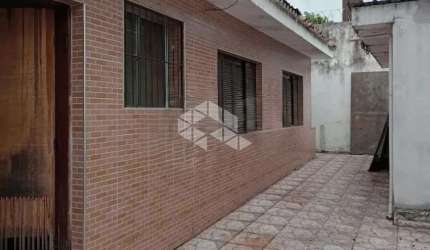 Sobrado com 3 dormitórios e 4 vagas de garagem.