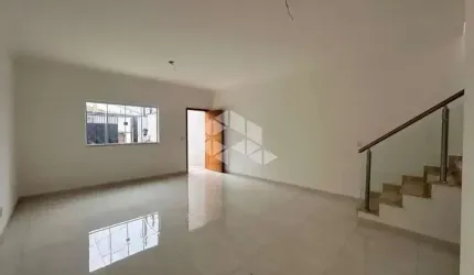 Sobrado com 3 dormitórios e 2 vagas de garagem.