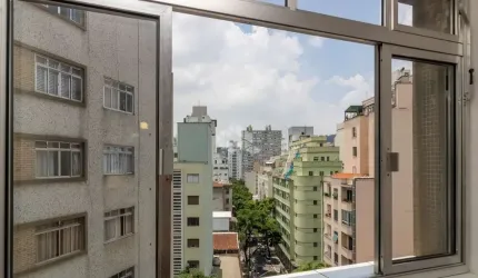 Apartamento de 32m² no Bairro Higienópolis, ao lado do Metrô, em andar alto, todo reformado, com 1 quarto e 1 vaga de garagem.