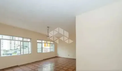 Sobrado no Chora Menino com 4 dormitórios e 1 vaga de garagem.