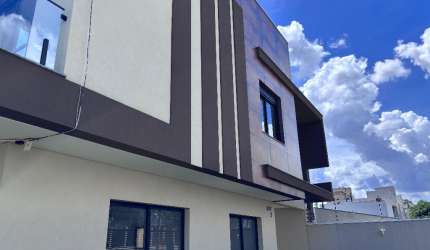 ESQUINA COM AMPLO TERRENO E PRONTA PARA MORAR