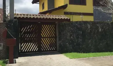 Bela casa com piscina e churrasqueira no jardim samambaia