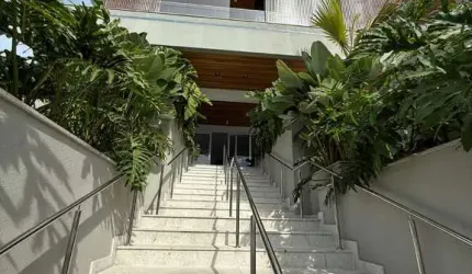 Luxuoso apto garden frente mar c/ 150 mts