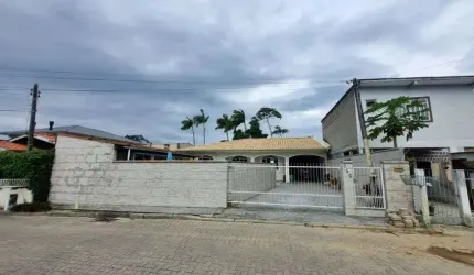 Casa com piscina de 3 quartos semimobiliada com planejados - em Aririú - Palhoça - SC
