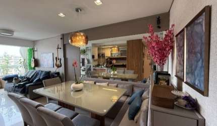 Apartamento com 03 dormitórios com 1 suíte no bairro Estreito em Florianópolis.