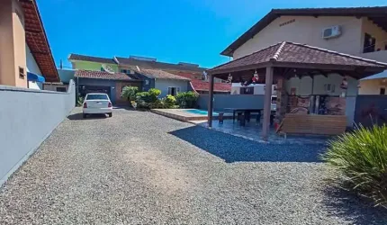 IMÓVEL COM EXCELENTE ESPAÇO DE TERRENO,  ÁREA DE FESTA COMPLETA COM PISCINA!!