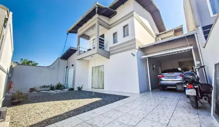 SOBRADO DE ALTO PADRÃO COM PISCINA E 03 DORMITÓRIOS SENDO 02 SUÍTES - LOCALIZADO NA MEIA PRAIA NAVEGANTES!!