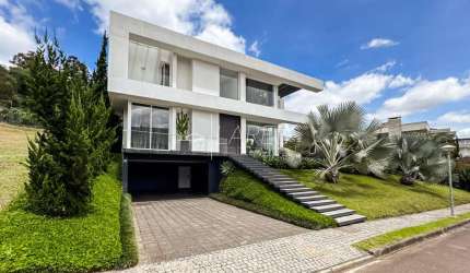 Casa de condomínio com 460 m², 3 quartos sendo 3 suítes, piscina e elevador!