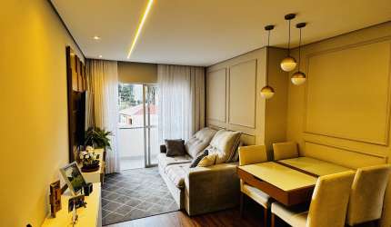 Apartamento reformado em ótima localização.
