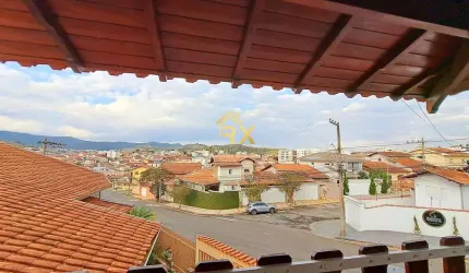 Casa com 4 quartos e quintal amplo no Jardim Azaléia em Poços de Caldas