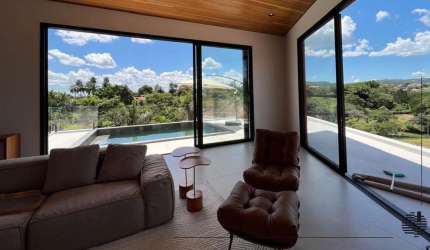 Casa de Porteira Fechada em condomínio em Itu.