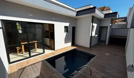 Casa com piscina á venda em condomínio fechado em Itu.