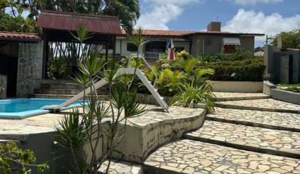 Paraíba, Jacumã, área total 1.600 m2, 05 qtos, 07 banheiros, piscina, extensa área de Jardim