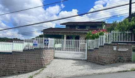 Sobrado à venda com excelente localização