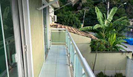 Casa duplex com 3 quartos, 2 suítes, churrasqueira e muito conforto pertinho das praias!