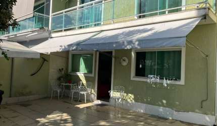 Casa duplex com 3 quartos, 2 suítes, churrasqueira e muito conforto pertinho das praias!