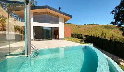 Conforto e Sofisticação em Meio à Natureza — Casa com 3 Suítes e Lazer Completo