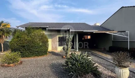 Casa com 3 quartos à venda na Rua Treze de Maio, 137, Iririú, Joinville por R$ 890.000