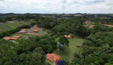 Linda Chácara com 10.000 m ao lado do asfalto