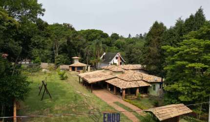 Linda chácara em condomínio fechado com 1780 m