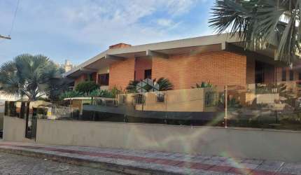 Casa à Venda em Capoeiras, Florianópolis, com 4 Quartos, Suíte, Piscina e 2 Vagas de Garagem