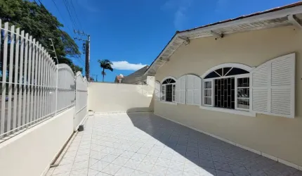 Casa à venda em Capoeiras, Florianópolis - 3 quartos, edícula e excelente localização