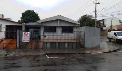 Casa na região Leste de Londrina com 2 vagas de garagem