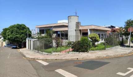 Casa à Venda no Jardim Petrópolis com 215m² privativos e 3 quartos em Londrina
