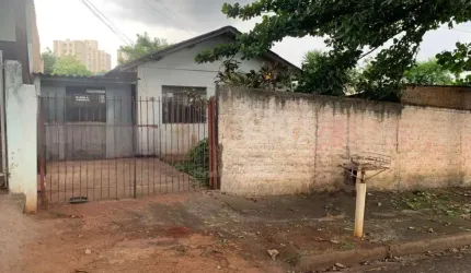 Casa à Venda na Região Norte de Londrina com 2 Quartos e Edícula nos Fundos