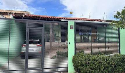 Casa à Venda com 1 Suíte e Piscina no Chamonix, região Leste