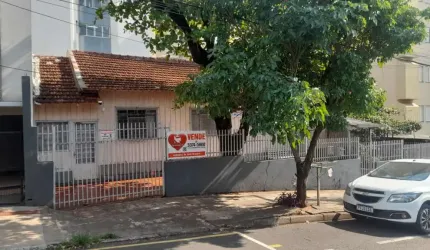 Casa à venda no centro  Com terreno de 254m² sendo 120m² privativos.