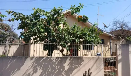 Terreno com 4 casas à venda na região Leste de Londrina